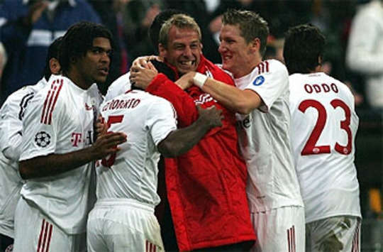 Champions League: Bayern München - Olympique Lyon, Jubel über den Ausgleich von Ze Roberto (firo)