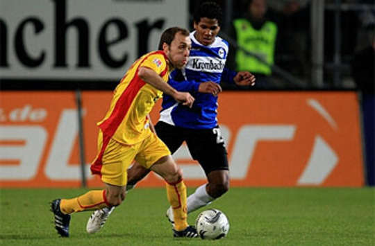 Bundesliga: Arminia Bielefeld - Karlsruher SC, Alexander Iashvili und Michael Lamey im Zweikampf (firo)