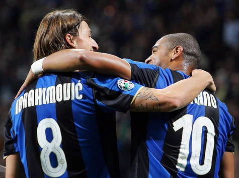 I due match-winner dell'Inter contro il Bologna, Zlatan Ibrahimovic e Adriano, si abbracciano soddisfatti (Foto Grazia Neri)