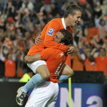 WCQ: Netherlands vs Iceland, Rafael van der Vaart and Joris Mathijsen (foto ANP)