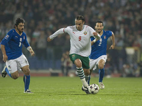 Dimitar Berbatov runs riot against Italy in World Cup qualifying (Grazia Neri)
