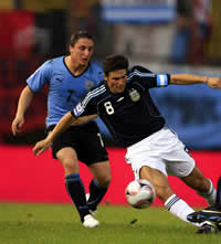 Dünya Kupası 2010 Elemeleri: Cristian Rodriguez (Uruguay) - Javier Zanetti (Arjantin) (Mexsport)