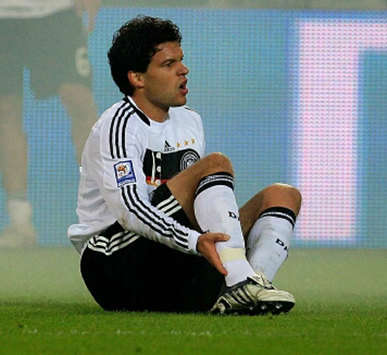 Deutschlands Kapitän Michael Ballack hält sich mal wieder die rechte Wade (firo)