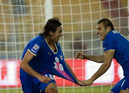 Aquilani esulta, festeggiato da Dossena, dopo il goal che ha sbloccato la partita fra Italia e Montenegro (Foto Grazia Neri)