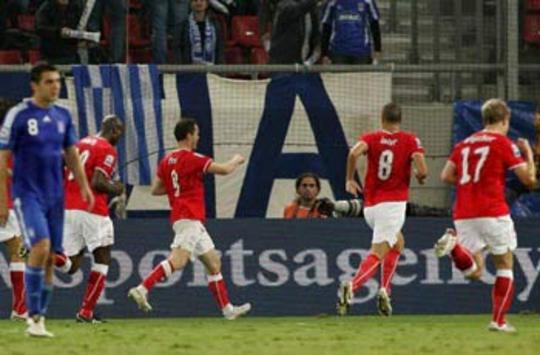 L'esultanza della squadra svizzera dopo il goal-partita di N'Kufo contro la Grecia (INTIME)