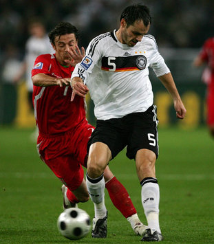 Westermann vor Davies am Ball (firo)