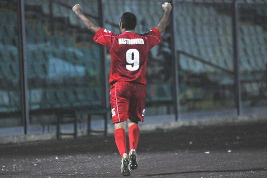 Il bomber dell'Ancona Mastronunzio esulta dopo il suo secondo goal al Modena (Foto Grazia Neri)