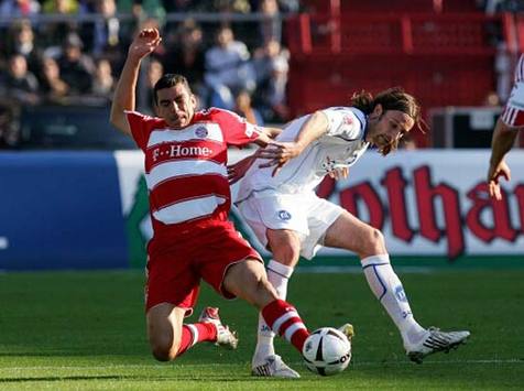 Bayerns Lucio im Duell mit Karlsruhes Kennedy (firo)