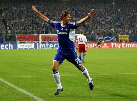 Schalkes Höwedes bejubelt den Ausgleichstreffer gegen den Hamburger SV (firo)
