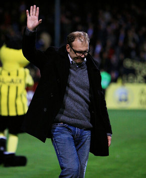 Sportdirektor Jörg Schmadtke verabschiedet sich vom Aachener Publikum (firo)