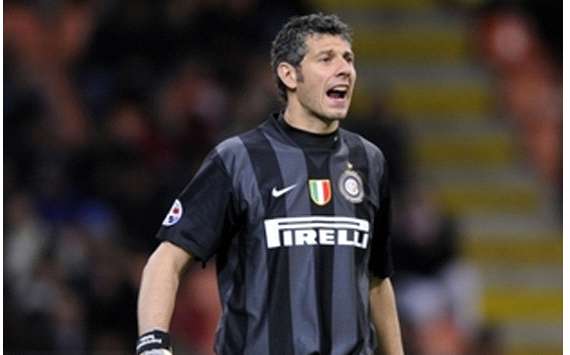 Inter Milan's evergreen goalkeeper Francesco Toldo surveys the scene (Foto Grazia Neri)