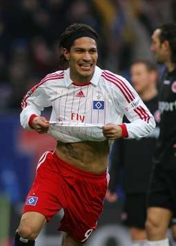 Fertigmachen zum Jubeln: Paolo Guerrero bei seinem Job, dem Toreschießen (firo)