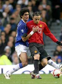 Marouane Fellaini tangles with Dimitar Berbatov during the Everton - Manchester United clash