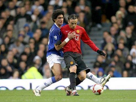 Marouane Fellaini tangles with Dimitar Berbatov during the Everton - Manchester United clash