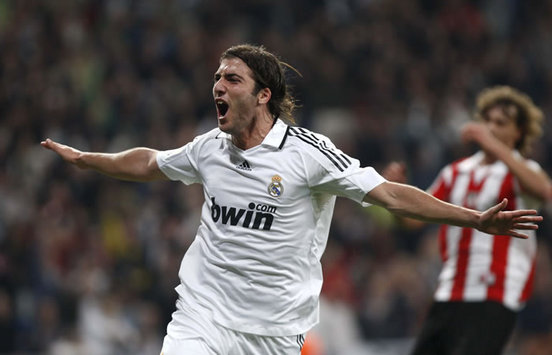 Real Madrid's Gonzalo Higuain celebrates after scoring against Athletic Bilbao. (Marca)
