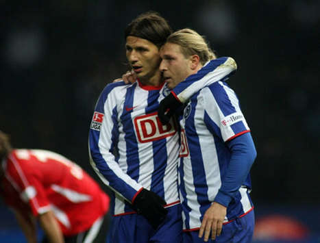 Herthas Torschützen Pantelic und Voronin unter sich (firo)