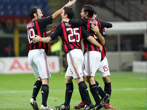 Milan's stars celebrate a Filippo Inzaghi goal against Siena (Grazia Neri)