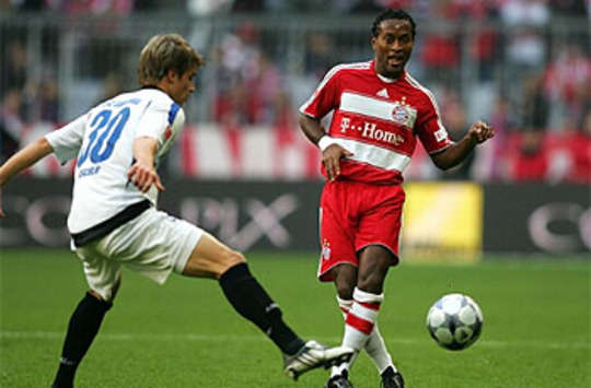 Bundesliga: FC Bayern München - Arminia Bielefeld, Ze Roberto und Nils Fischer (firo)
