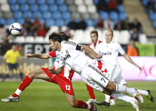 Real Madrid's Raúl goes flying in spectacularly to meet a cross to head his side into the lead against Almería. It wasn't enough, though, as the game ended 1-1 (Marca)