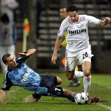 Benoit Cheyrou vs Otman Bakkal, Olympique Marseille - PSV (Foto ANP)