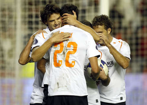 Valencia hotshot Fernando Morientes is mobbed by his teammates after scoring the opening goal in the 1-1 draw with FC Copenhagen in the UEFA Cup (Marca)