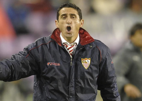 Manolo Jiménez, técnico del Sevilla, se lamenta. Su equipo perdió ante el Standard de Lieja, en Bélgica, por la Copa UEFA (MARCA)