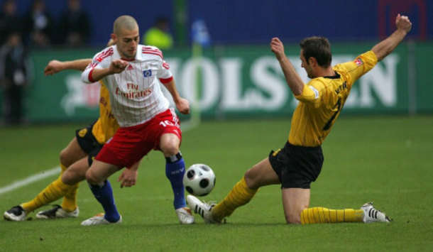 Dortmunds Kovac versucht Hamburgs Petric zu stoppen (firo)