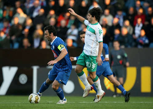 Zdebel schnappt sich den Ball vor Diego (firo)