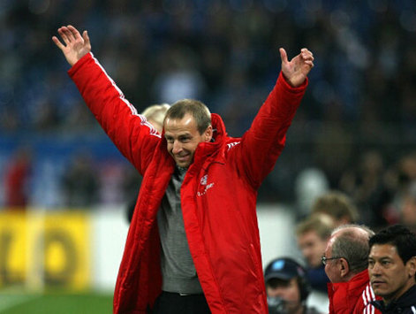 Bayern Trainer Jürgen Klinsmann bejubelt den Sieg auf Schalke (firo)