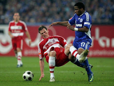 Bayerns Borowski stoppt Schalkes Torjäger Farfan (firo)