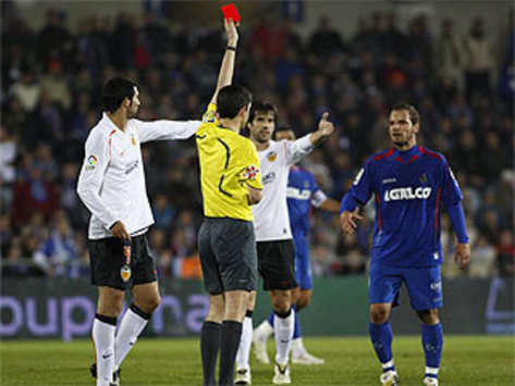 Undiano Mallenco expulsa con roja directa a Roberto Soldado, durante el Getafe-Valencia (Marca)