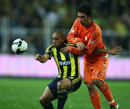 Roberto Carlos (Fenerbahce) - Arda Turan (Galatasaray) (fenerbahce.org)