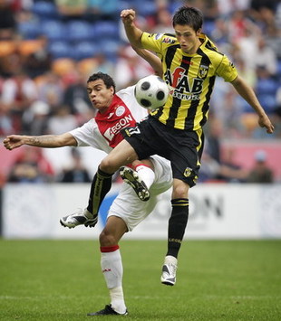 Ricky van Wolfswinkel en Gregory van der Wiel, Ajax - Vitesse (foto ANP)