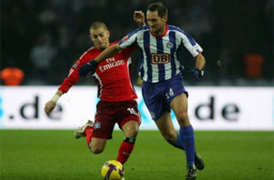 Bundesliga: Hertha BSC Berlin - Hamburger SV, Simunic und Petric im Zweikampf (firo)