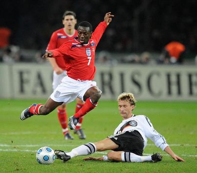 Not so friendly: Simon Rolfes and Shaun Wright Phillips