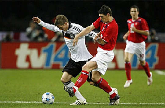 Testspiel: Deutschland - England, Schweinsteiger und Barry im Zweikampf (firo)