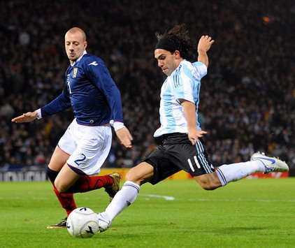 Alan Hutton - Carlos Tevez - Scotland-Argentina (Mexsport)