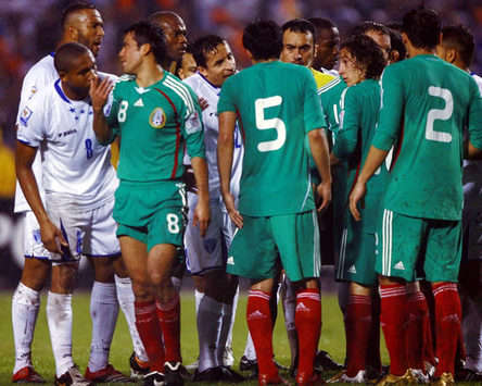 Wilson Palacios - Pavel Pardo - Honduras-Mexico (Mexsport)