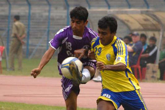 I-League: Sukhen Dey of Chirag United and Subhas Chakraborty of Mumbai FC (Mango Peel)