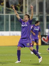L'esultanza di Adrian Mutu dopo il suo goal in Fiorentina-Udinese (Foto Grazia Neri)