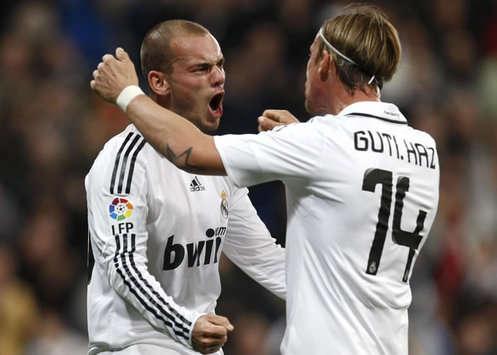 Guti celebrates with Wesley Sneijder, scorer of Real Madrid's winner against Recreativo Huelva.