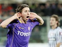 Fiorentina's Riccardo Montolivo celebrates his strike against Udinese. (Grazia Neri)