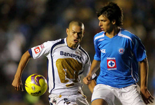 Dario Veron - Pablo Zeballos - Cruz Azul-Pumas (Mexsport)