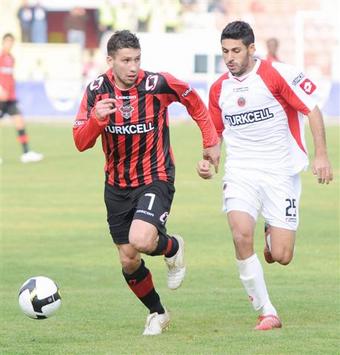 Turkcell Süper Lig: Mehmet Yozgatlı (Gaziantepspor) - Hakan Aslantas (Gençlerbirliği)