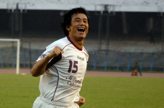 I-League: Bhaichung Bhutia clebrates after his solitary goal against Mahindra United (Mango Peel)