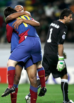 Lionel Messi embraces Thierry Henry after the Frenchman scored the opening goal in the stunning 2-5 demolition of Sporting Clube (MARCA)