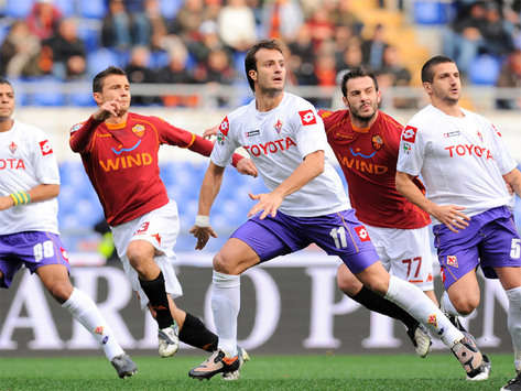 Alberto GIlardino in action for Fiorentina against Roma.