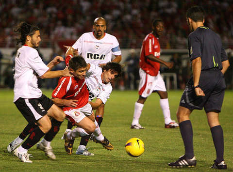 Estudiantes and Internacional battle it out for the Copa Sudamericana.