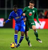 UEFA-Cup: Wolfsburg - Portsmouth, Christian Gentner vs Arnold Mvuemba (PA)
