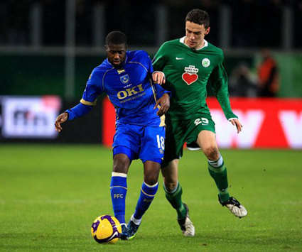 UEFA-Cup: Wolfsburg - Portsmouth, Christian Gentner vs Arnold Mvuemba (PA)